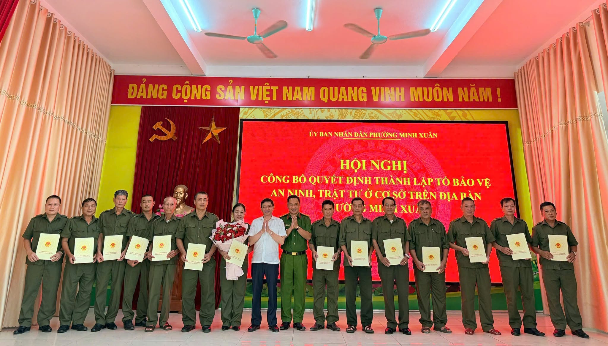 Phường Minh Xuân công bố và trao quyết định thành lập 52 Tổ bảo vệ an ninh, trật tự ở cơ sở