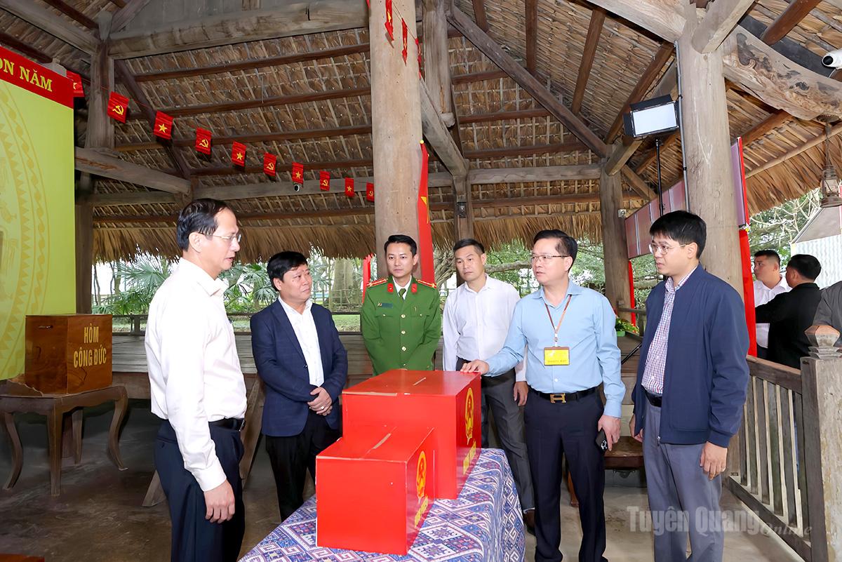 Trưởng ban Tổ chức Tỉnh ủy Trần Quang Minh kiểm tra công tác chuẩn bị bầu cử tại xã Tân Trào