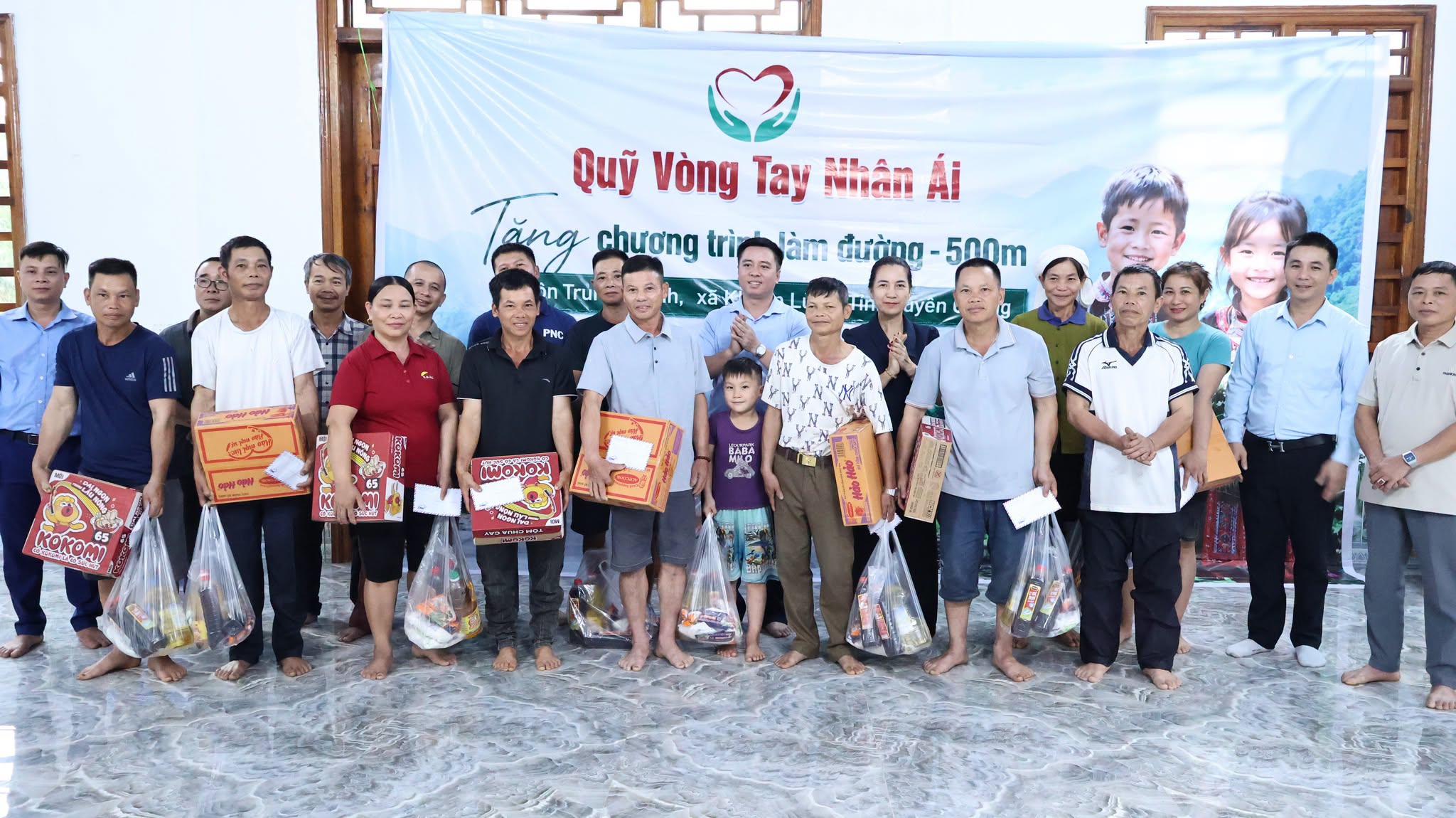 ĐOÀN TỪ THIỆN QUỸ VÒNG TAY NHÂN ÁI HỖ TRỢ LÀM ĐƯỜNG GIAO THÔNG CHO NHÓM HỘ THÔN TRUNG THÀNH, XÃ KHUÔN LÙNG