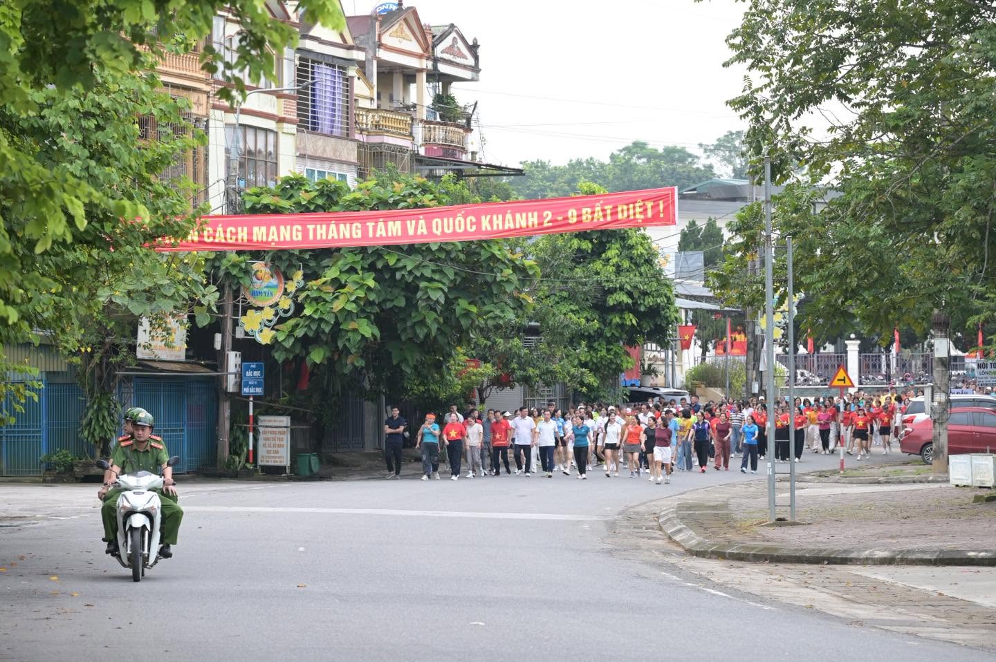 Hàm Yên sôi nổi hưởng ứng chương trình đi bộ “Cùng Việt Nam tiến bước”