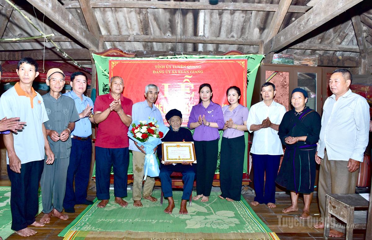 Phó Bí thư Thường trực chuyên trách Đảng ủy UBND tỉnh Nông Thị Bích Huệ trao Huy hiệu Đảng tại xã Xuân Giang, Bằng Lang