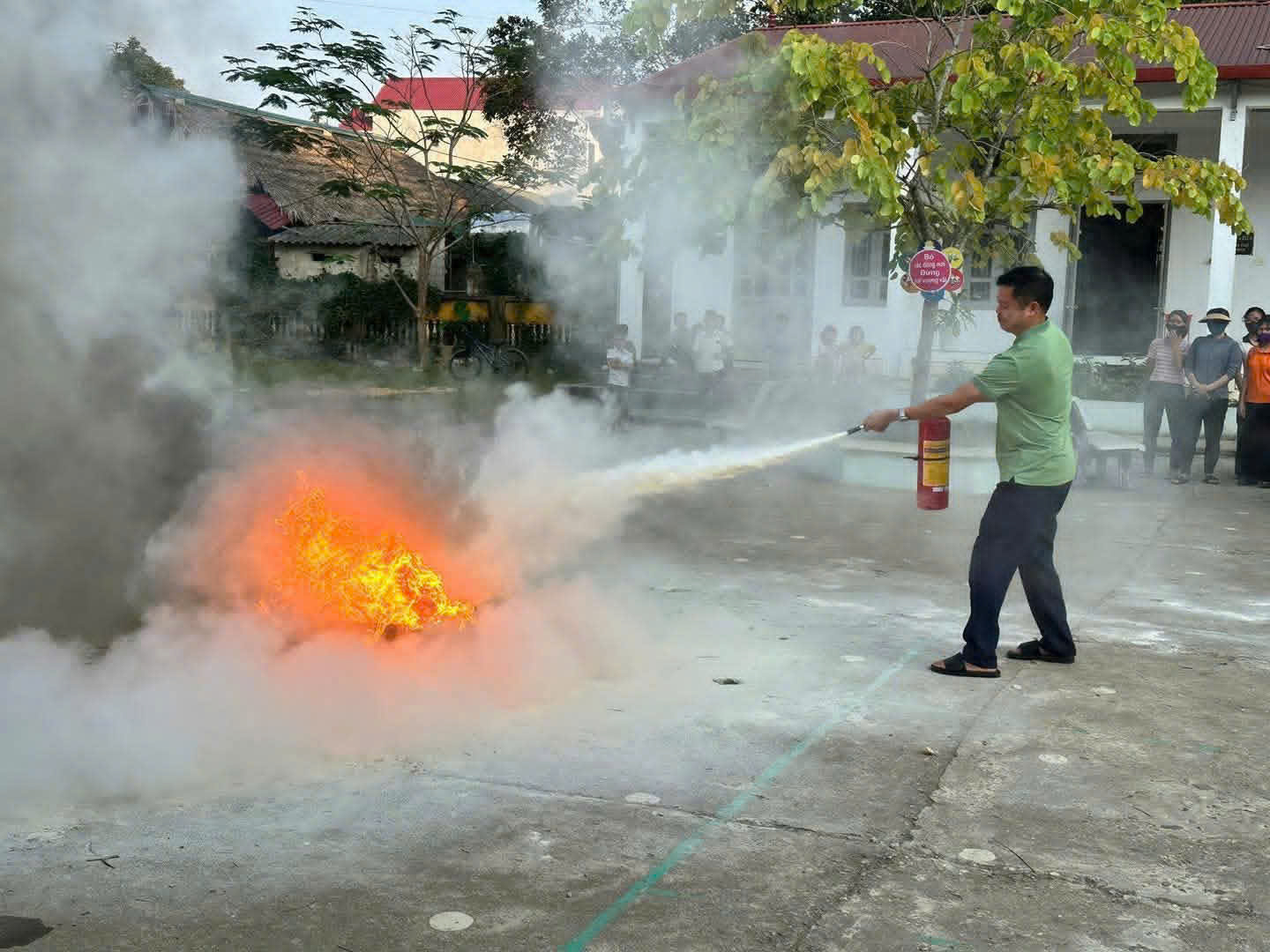 CÔNG AN XÃ KIÊN ĐÀI - TỔ CHỨC HOẠT ĐỘNG TUYÊN TRUYỀN, TRẢI NGHIỆM VỀ PHÒNG CHÁY, CHỮA CHÁY, CỨU NẠN, CỨU HỘ