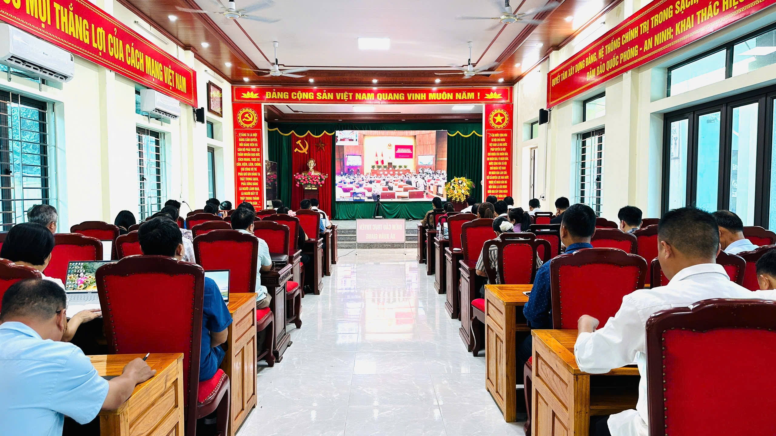 XÃ XUÂN GIANG THAM GIA HỘI NGHỊ QUÁN TRIỆT, TRIỂN KHAI MỘT SỐ NGHỊ QUYẾT, CHỈ THỊ CỦA BỘ CHÍNH TRỊ