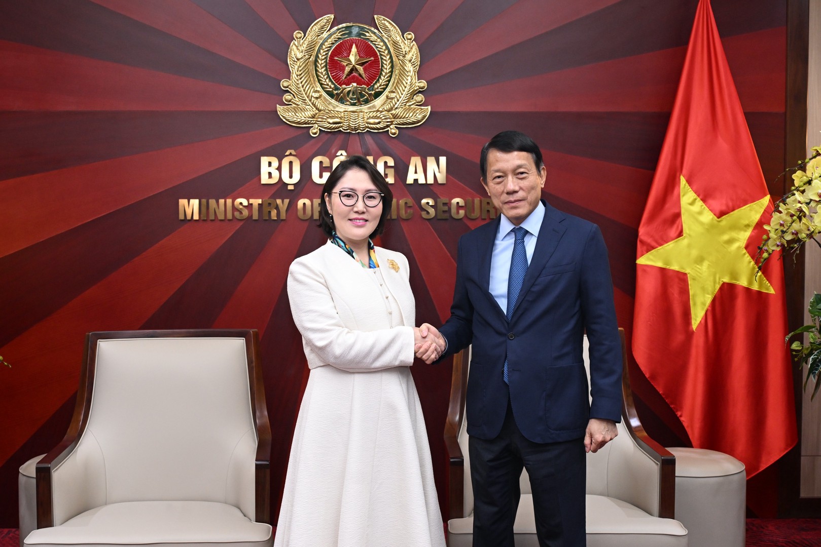 BỘ TRƯỞNG LƯƠNG TAM QUANG TIẾP TÂN ĐẠI SỨ MÔNG CỔ