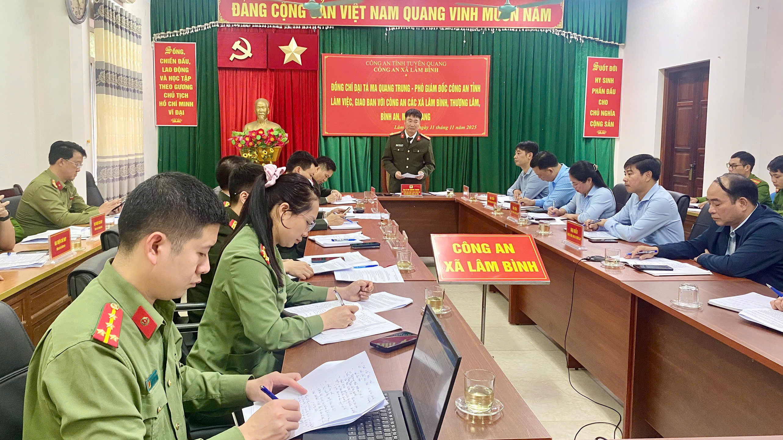 Đồng chí Đại tá Ma Quang Trung, Phó Giám đốc Công an tỉnh Tuyên Quang làm việc, giao ban với Công an các xã Lâm Bình, Thượng Lâm, Bình An, Minh Quang