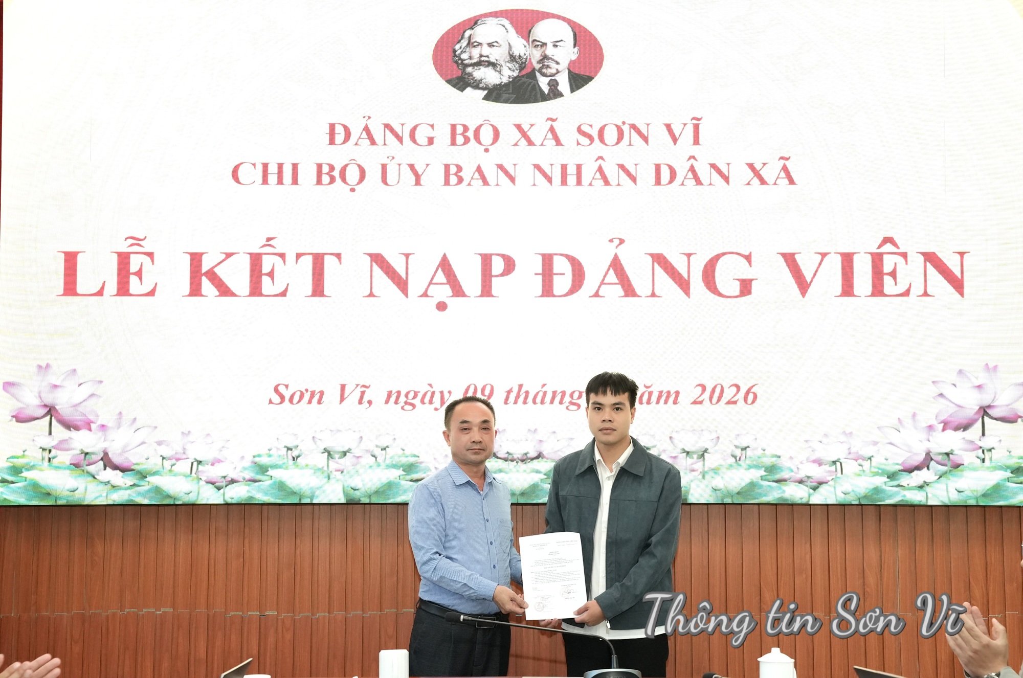 Chi bộ UBND xã Sơn Vĩ kết nạp đảng viên mới