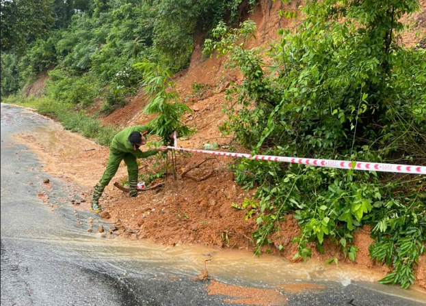 CHUNG TAY KHẮC PHỤC HẬU QUẢ MƯA LŨ GÂY NGẬP ÚNG, SẠT LỞ ĐẤT