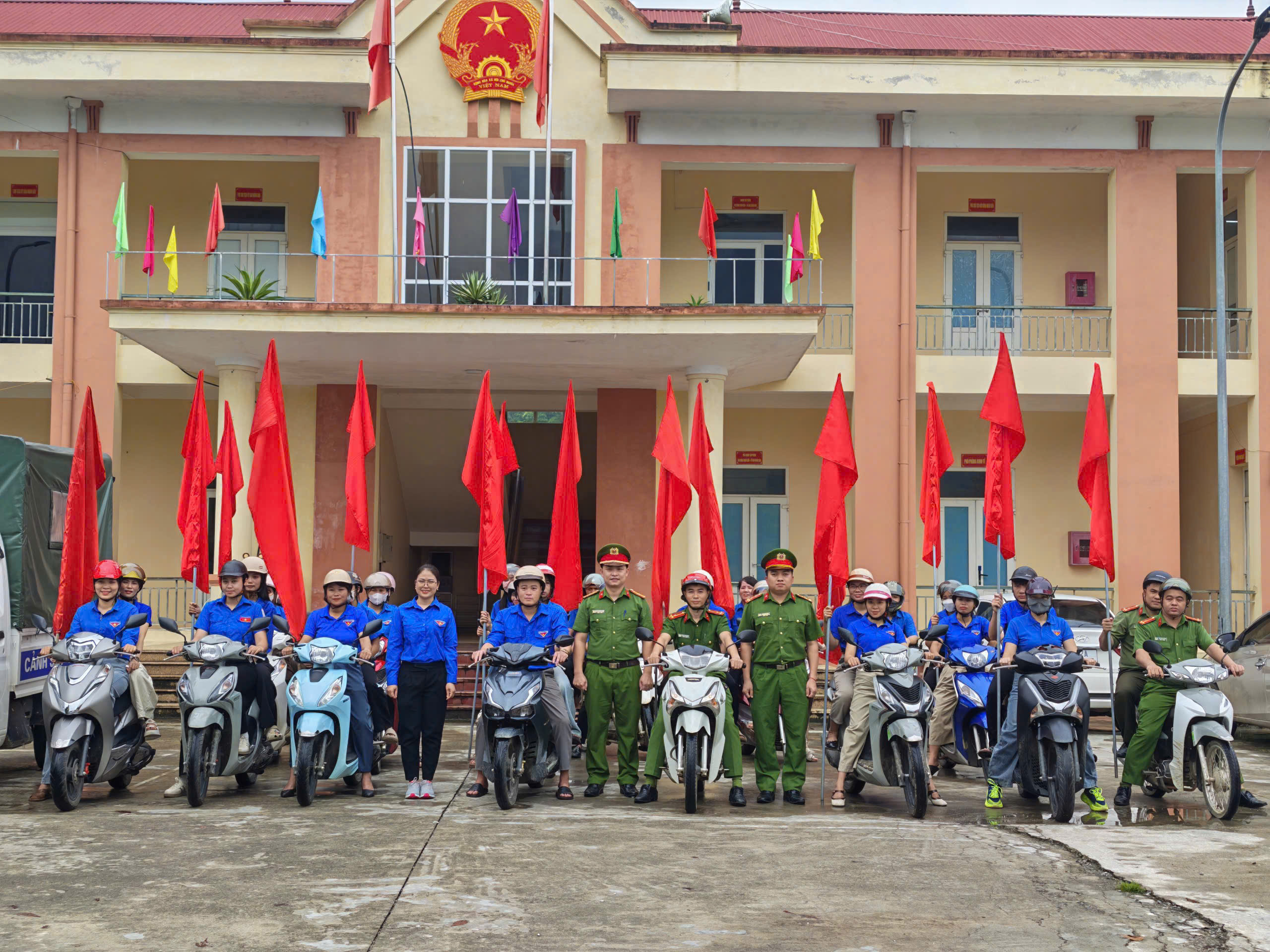 KHỞI ĐỘNG “CHIẾN DỊCH MÙA HÈ SỐ CÙNG VNeID”