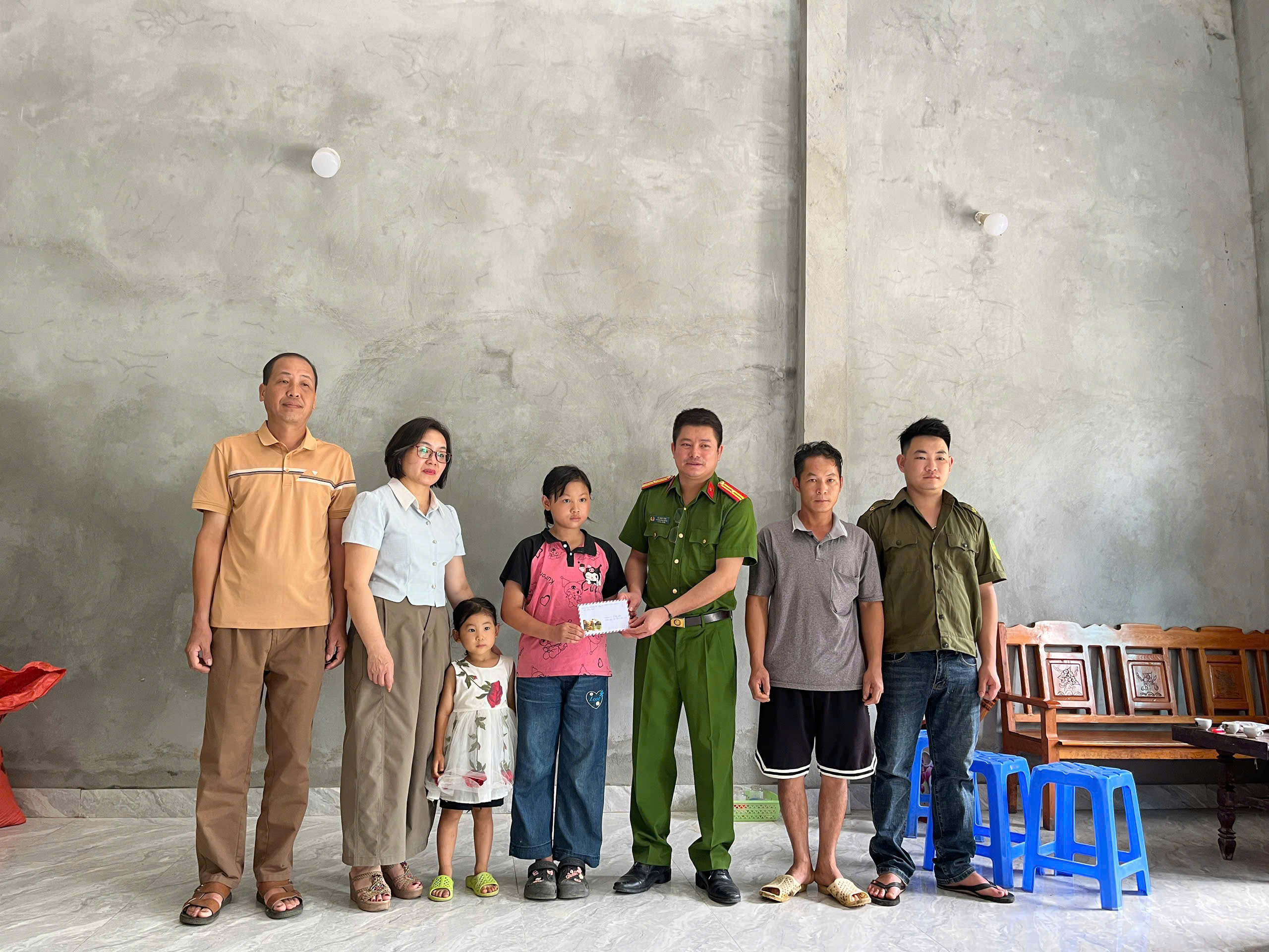 CÔNG AN XÃ LÙNG TÁM QUAN TÂM TRẺ EM KHUYẾT TẬT, KHÓ KHĂN
