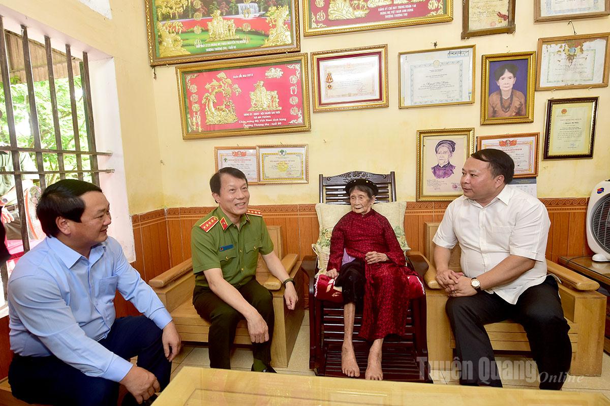Bộ trưởng Bộ Công an Lương Tam Quang thăm, tặng quà Mẹ Việt Nam Anh hùng Nguyễn Thị Nhớn