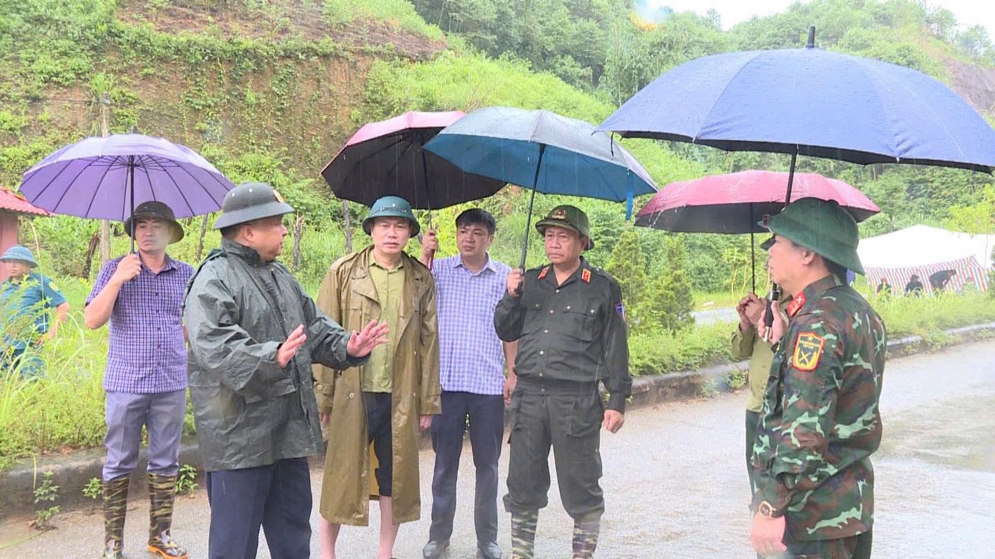LÃNH ĐẠO CÔNG AN TỈNH TRỰC TIẾP KIỂM TRA CÔNG TÁC KHẮC PHỤC HẬU QUẢ BÃO LŨ