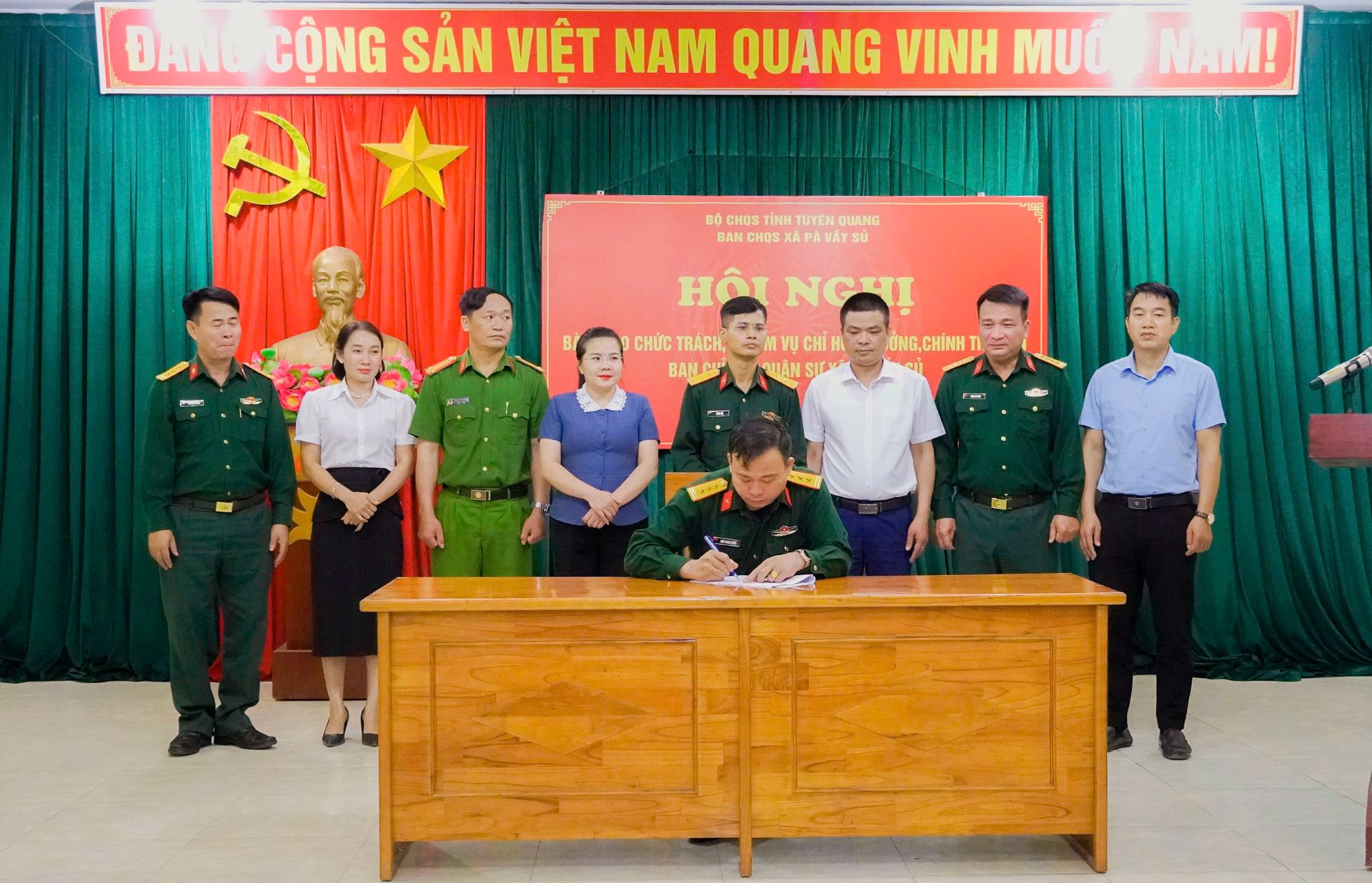 Hội nghị bàn giao chức trách, nhiệm vụ Chỉ huy trưởng, Chính trị viên Ban Chỉ huy Quân sự xã Pà Vầy Sủ