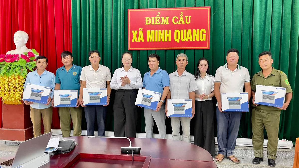 Minh Quang bàn giao 17 máy tính xách tay phục vụ chuyển đổi số tại cơ sở