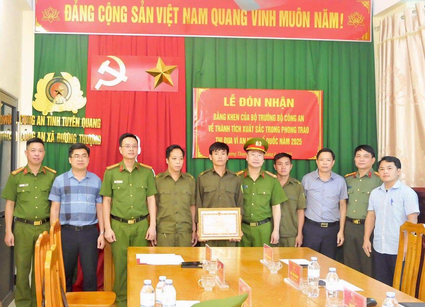 CÔNG AN XÃ ĐƯỜNG THƯỢNG TỔ CHỨC LỄ CÔNG BỐ QUYẾT ĐỊNH TẶNG BẰNG KHEN CỦA BỘ TRƯỞNG BỘ CÔNG AN VỀ THÀNH TÍCH XUẤT SẮC TRONG PHONG TRÀO THI ĐUA VÌ AN NINH TỔ QUỐC NĂM 2025