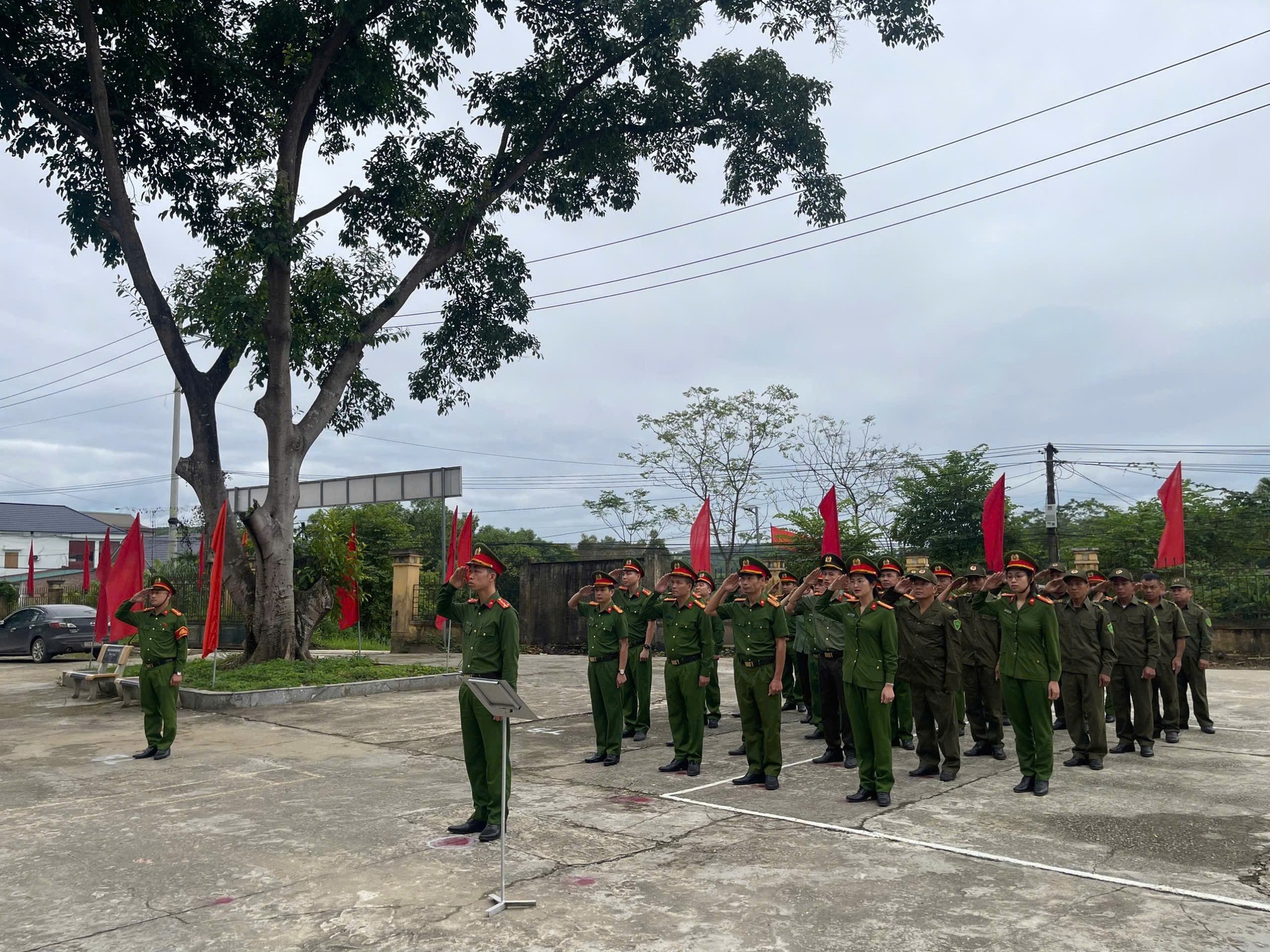 CÔNG AN XÃ BÌNH CA TỔ CHỨC LỄ CHÀO CỜ ĐẦU THÁNG 11/2025