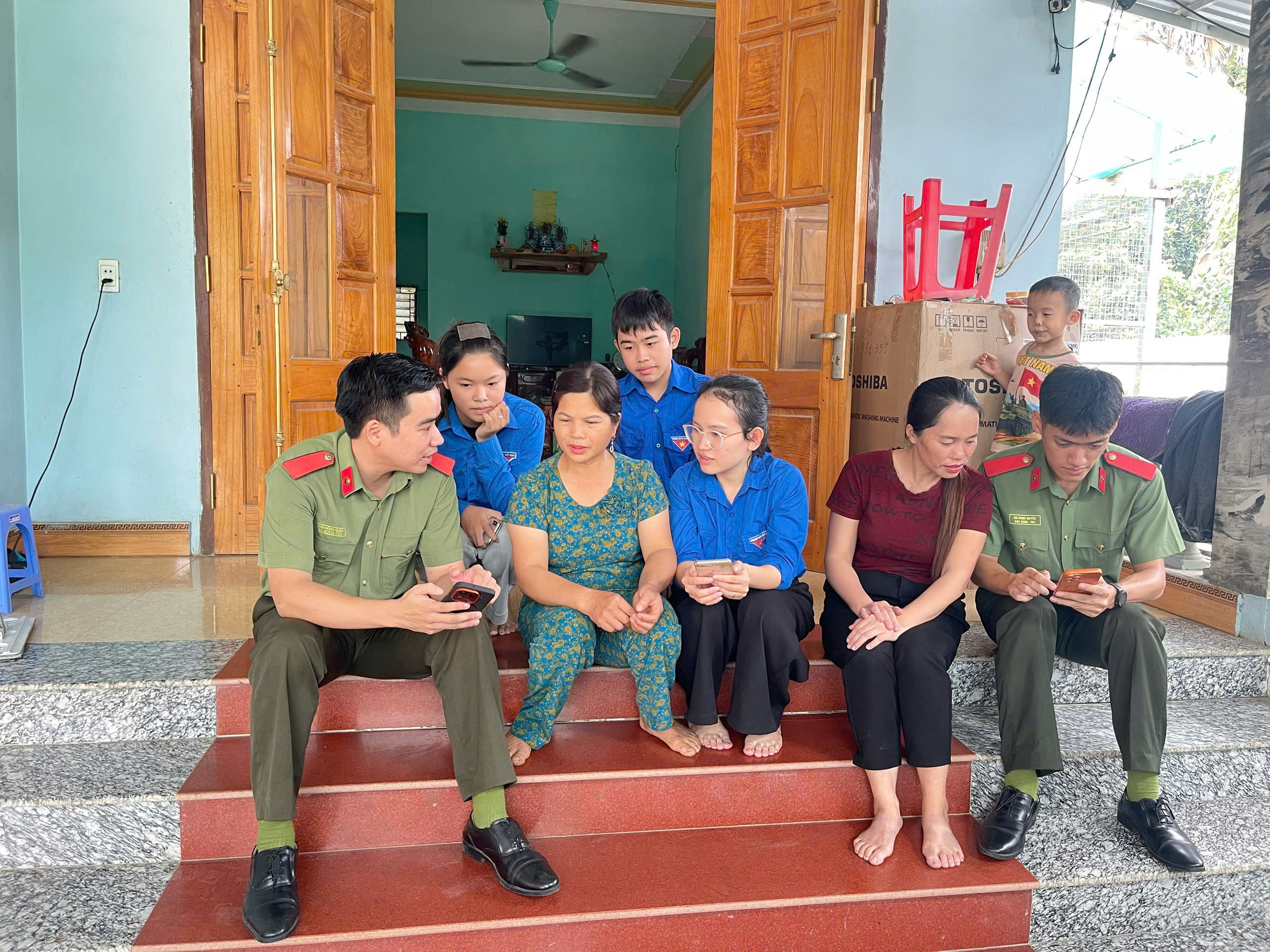 CÔNG AN XÃ HÀM YÊN HƯỞNG ỨNG NGÀY CHUYỂN ĐỔI SỐ QUỐC GIA 10/10 – LAN TỎA TIỆN ÍCH SỐ ĐẾN VỚI NHÂN DÂN