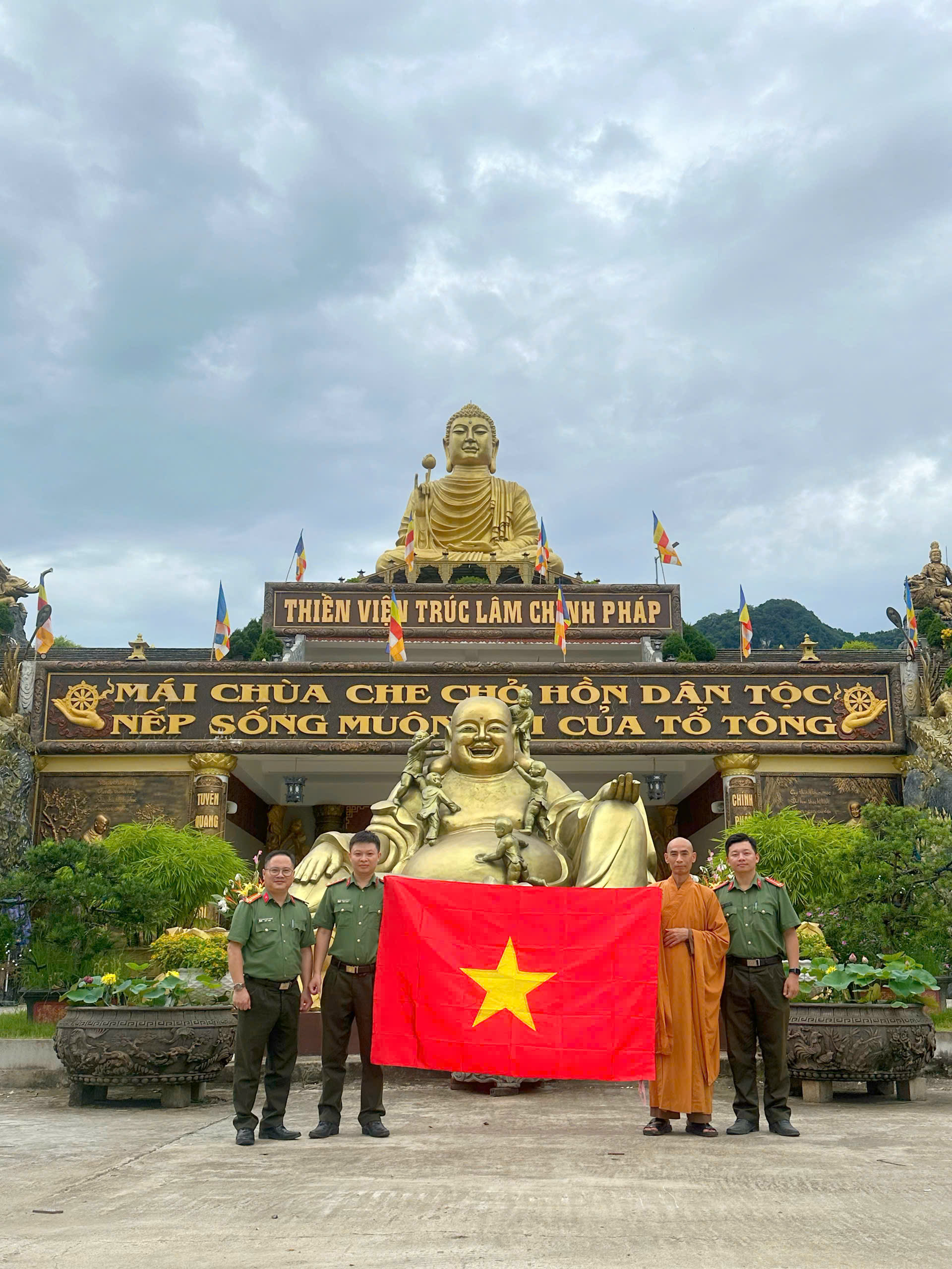 CÔNG AN PHƯỜNG NÔNG TIẾN TRAO TẶNG CỜ TỔ QUỐC CHO CÁC CƠ SỞ TÔN GIÁO NHÂN DỊP QUỐC KHÁNH 2/9