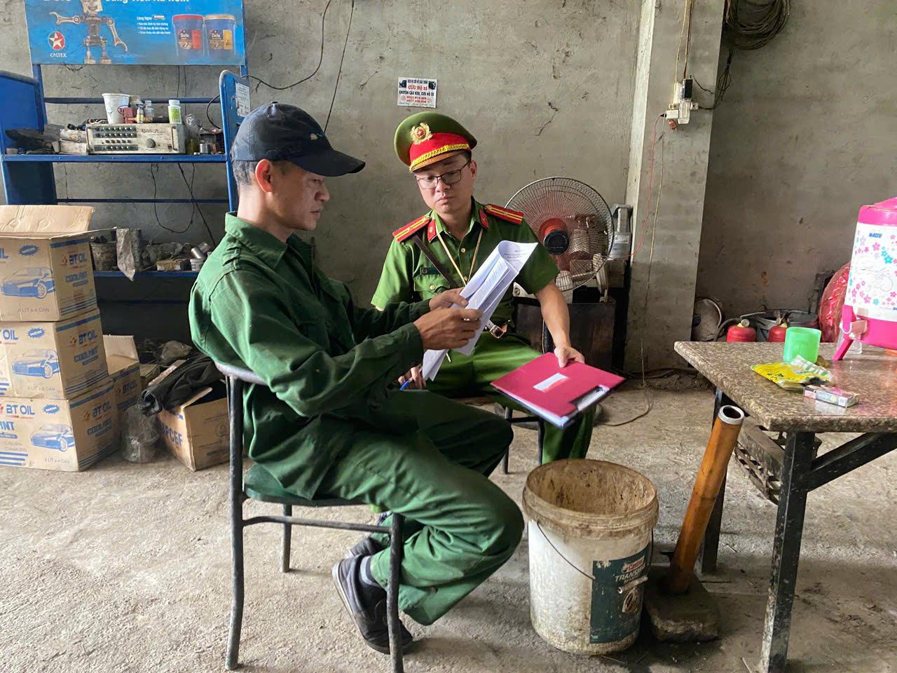 CÔNG AN XÃ PHỐI HỢP KÝ CAM KẾT CHẤP HÀNH NGHIÊM QUY ĐỊNH VỀ CHỞ HÀNG QUÁ TẢI TRỌNG, KHÔNG “CƠI NỚI” THÙNG XE 