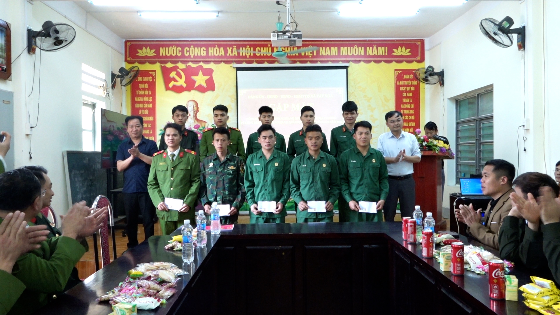 Xã Tát Ngà tổ chức gặp mặt công dân hoàn thành nghĩa vụ quân sự trở về địa phương và công dân tham gia nghĩa vụ quân sự, nghĩa vụ công an năm 2026.  