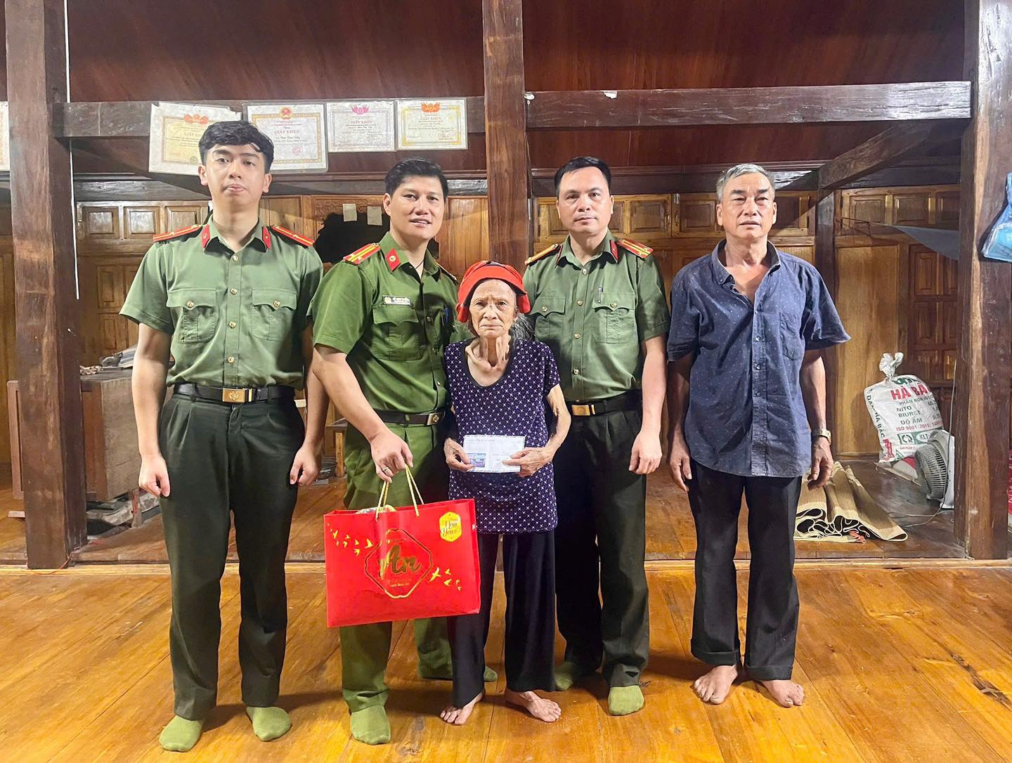 CÁC ĐƠN VỊ CÔNG AN TUYÊN QUANG TRIỂN KHAI NHIỀU HOẠT ĐỘNG “UỐNG NƯỚC NHỚ NGUỒN” Ý NGHĨA