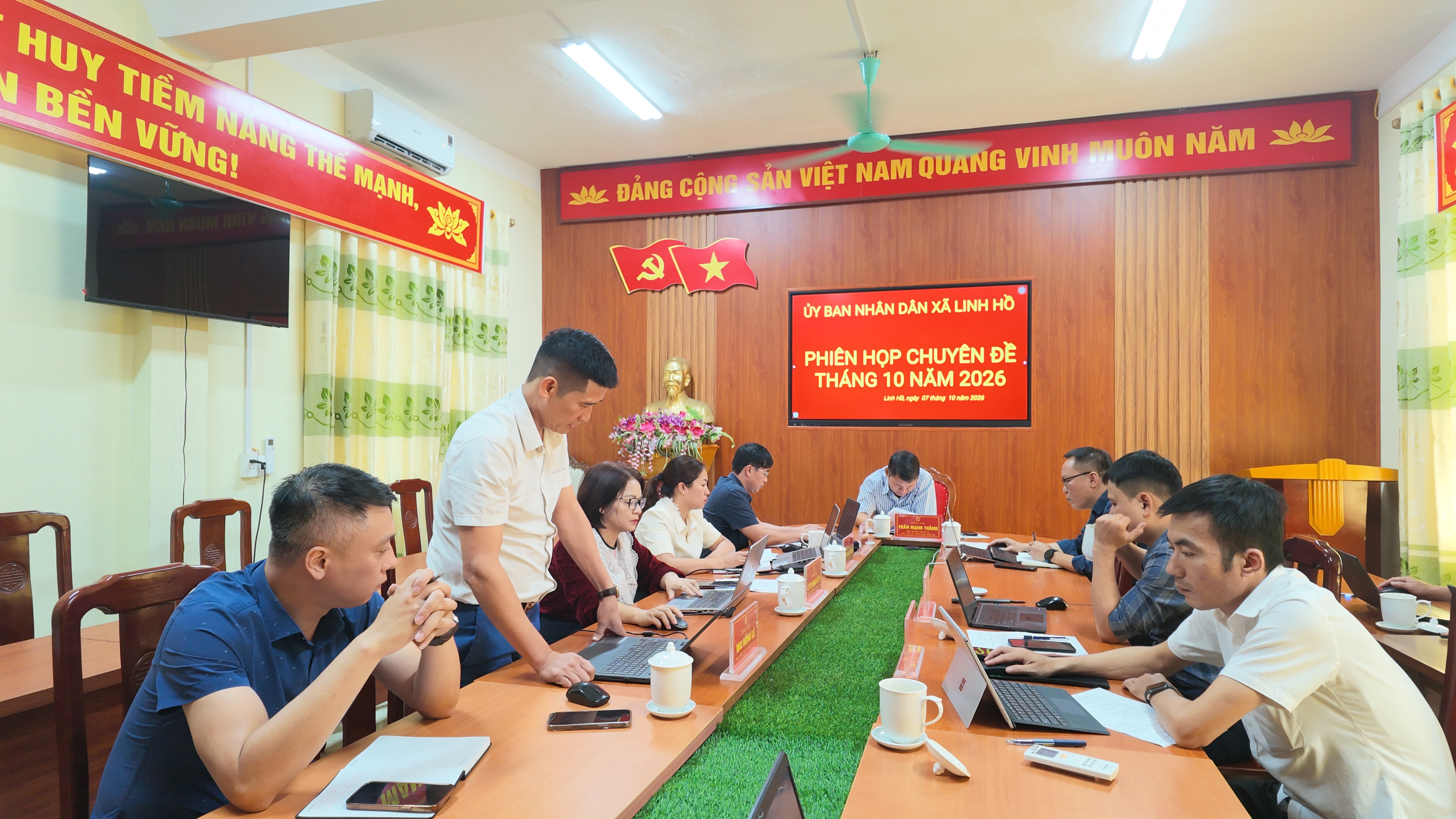 Họp UB 3.JPG