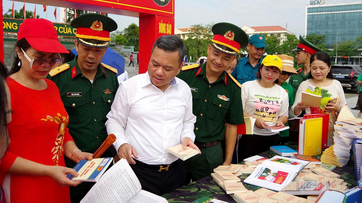 Ban Chỉ đạo Đề án 1371 Bộ CHQS tỉnh tổ chức trưng bày giới thiệu sách pháp luật