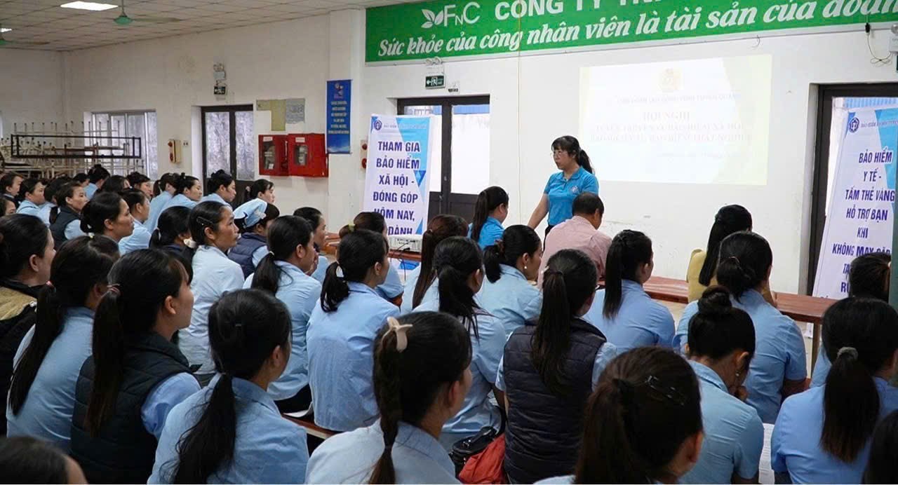 Tin: Liên đoàn Lao động tỉnh phối hợp với Bảo hiểm xã hội tỉnh tổ chức tuyên truyền pháp luật cho công nhân lao động 