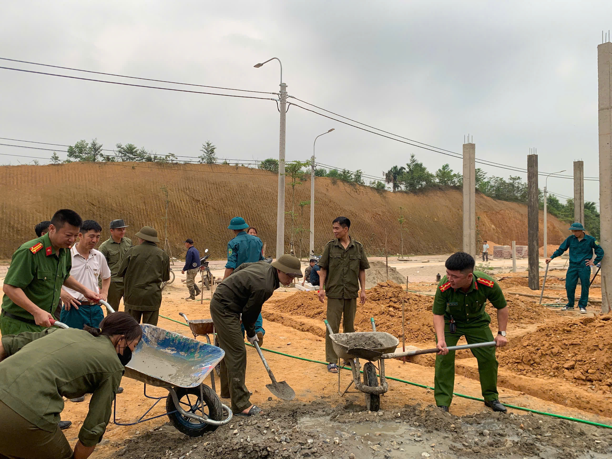 CÔNG AN XÃ NHỮ KHÊ CHUNG TAY GIÚP DÂN LÀM NHÀ – LAN TỎA TINH THẦN “BA NHẤT”