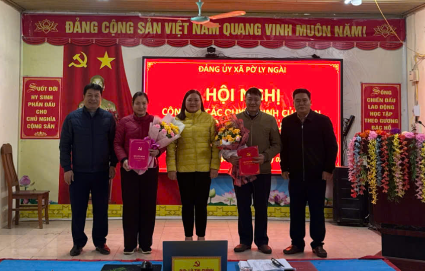 Đảng ủy xã Pờ Ly Ngài tổ chức Hội nghị Ban thường vụ và công bố các quyết định về công tác cán bộ