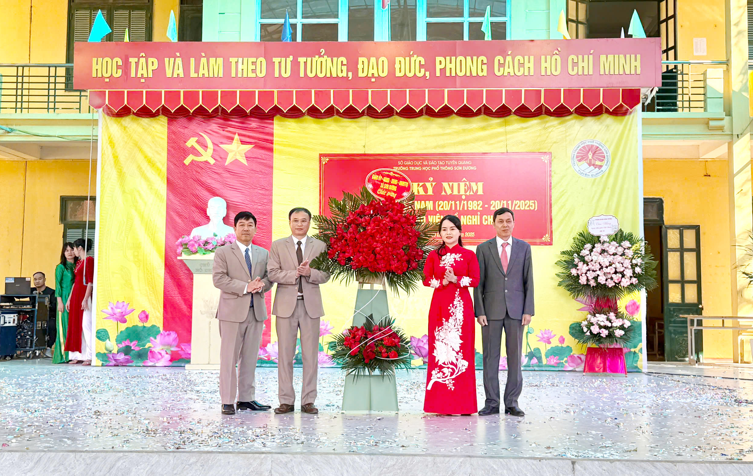 Lãnh đạo Đảng ủy - HĐND - UBND - Ủy ban MTTQ xã Sơn Dương tặng hoa chúc mừng các trường học trên địa bàn nhân kỷ niệm 43 năm Ngày Nhà giáo Việt Nam 20/11