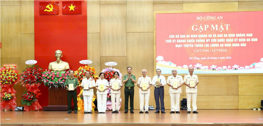 GẶP MẶT CÁN BỘ BAN AN NINH QUẢNG ĐÀ, QUẢNG NAM NHÂN KỶ NIỆM 80 NĂM NGÀY TRUYỀN THỐNG LỰC LƯỢNG AN NINH NHÂN DÂN