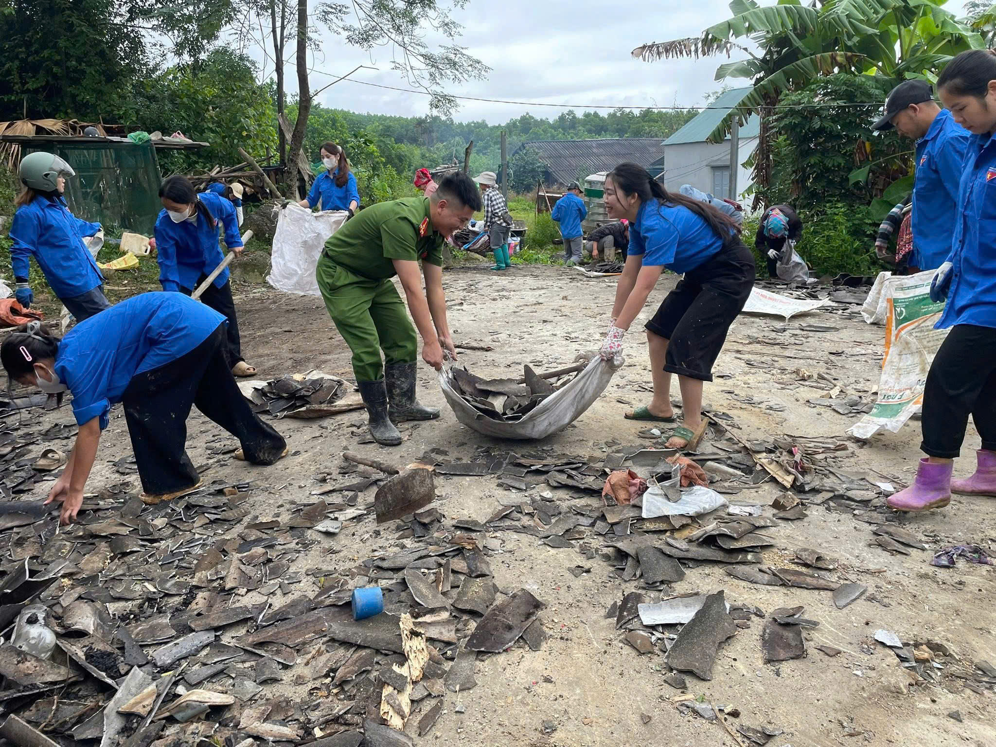 TUỔI TRẺ CÔNG AN VÀ ĐOÀN THANH NIÊN XÃ HÙNG LỢI CHUNG TAY “XOÁ NHÀ TẠM”