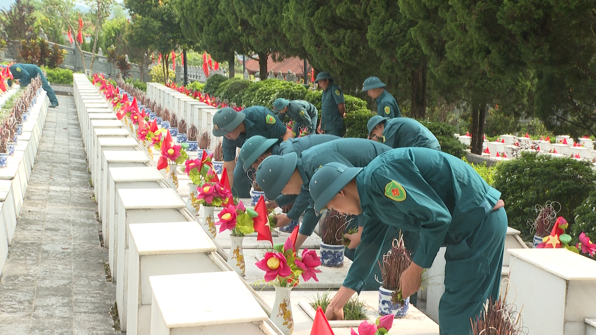 Lực lượng dân quân cơ động tham gia dọn vệ sinh Nghĩa trang liệt sĩ Vị Xuyên