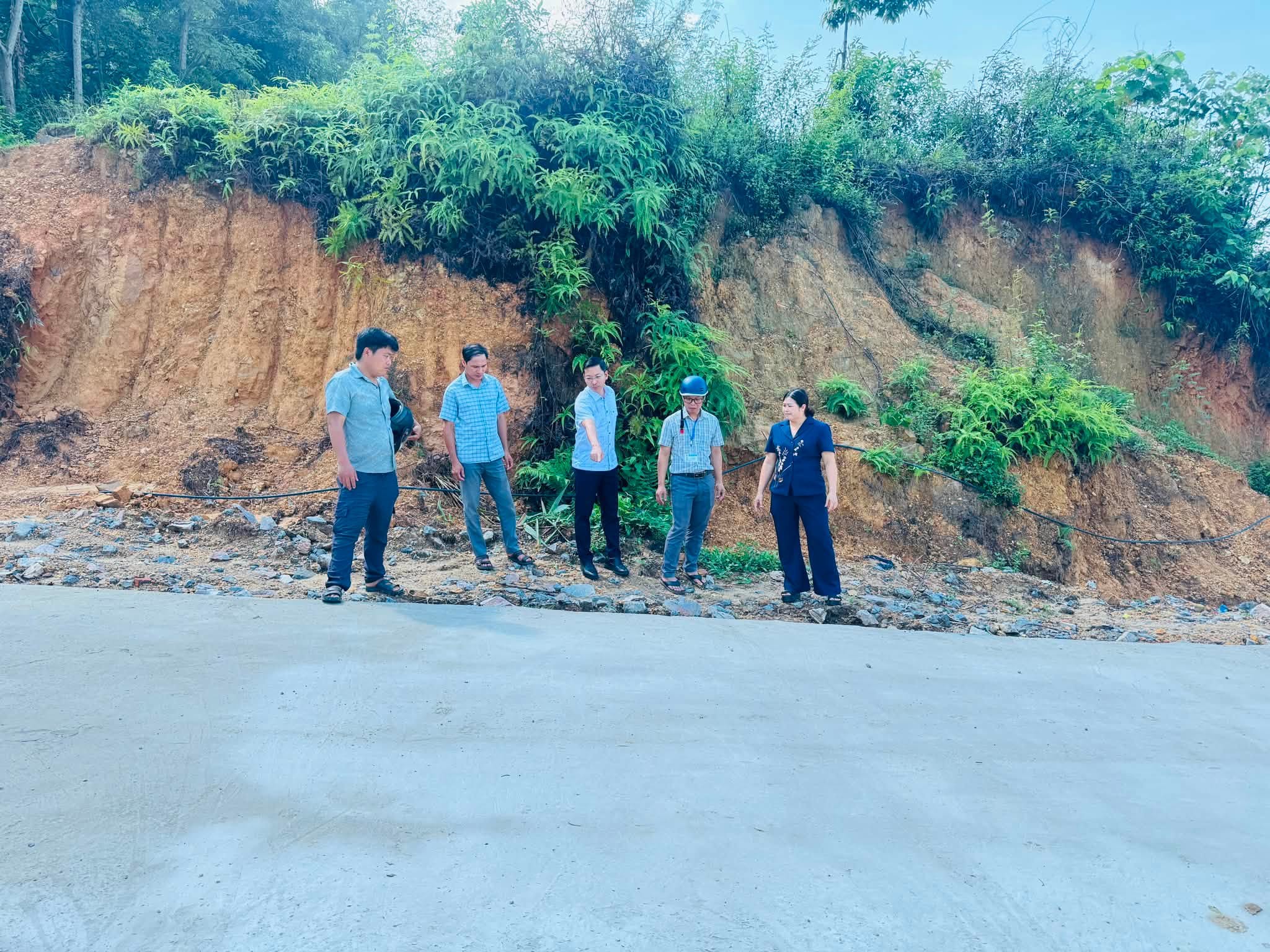 Đồng chí Đặng Thị Phượng Bí thư Đảng ủy, Chủ tịch HĐND xã kiểm tra tuyến đường giao thông tại thôn Khâu Mèng.