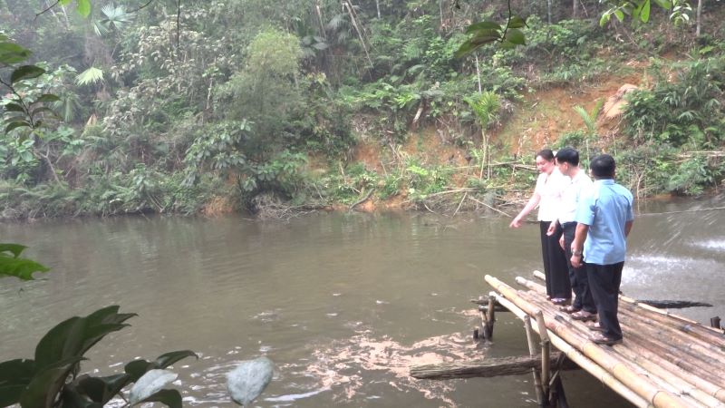 Đồng chí Bí thư Đảng ủy, Chủ tịch HĐND xã cùng đoàn công tác làm việc tại thôn Cào, đánh giá kết quả thực hiện nhiệm vụ phát triển kinh tế- xã hội quý I 2026 