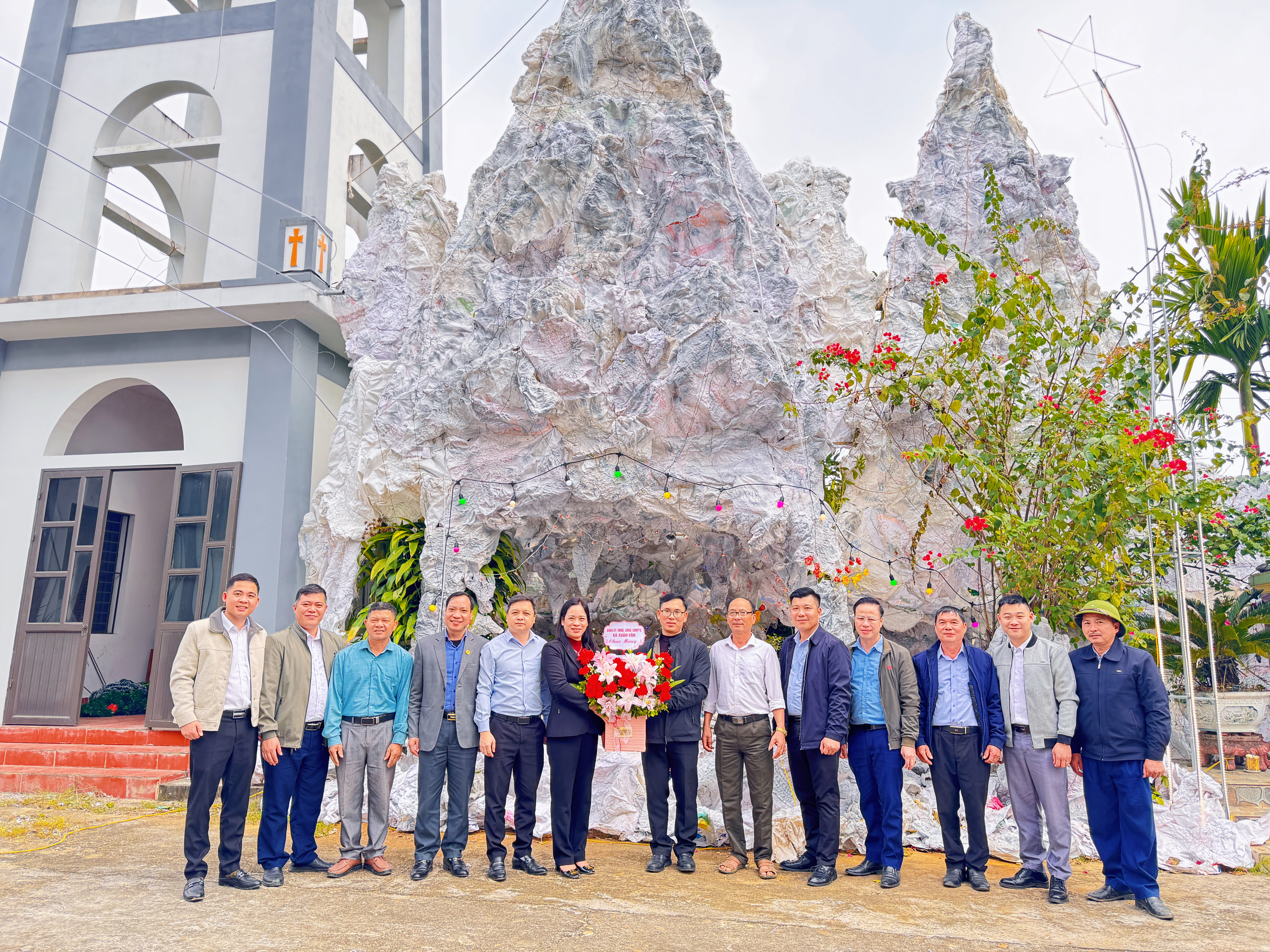 Lãnh đạo xã Xuân Vân thăm và tặng quà chúc mừng các họ giáo nhân dịp Lễ Giáng sinh năm 2025