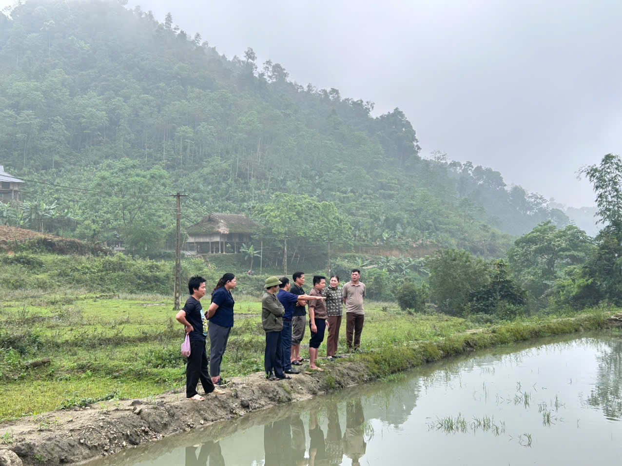 Bí thư Đảng uỷ, Chủ tịch HĐND xã thăm các mô hình phát triển kinh tế tại thôn Bản Măng