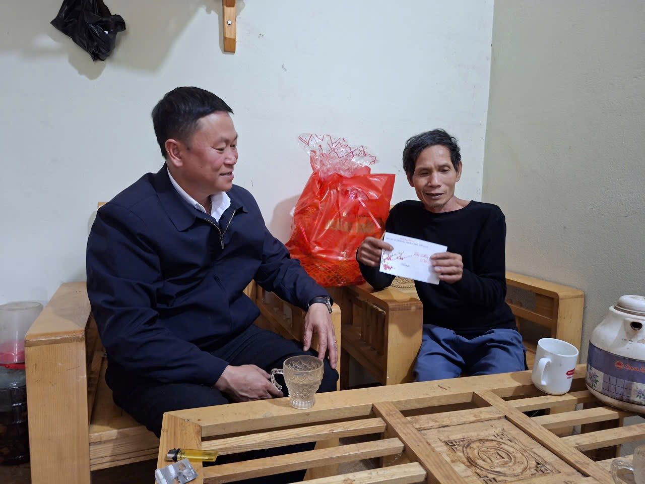 LÃNH ĐẠO HĐND VÀ CÁC BAN HĐND XÃ NẤM DẨN THĂM, TẶNG QUÀ ĐỊA CHỈ NHÂN ĐẠO NHÂN DỊP NĂM MỚI BÍNH NGỌ