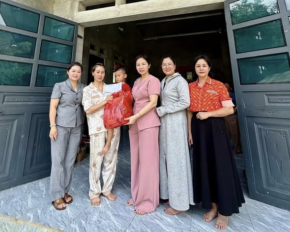 Lãnh đạo cấp ủy, Chính quyền xã Ngọc Đường thăm, tặng quà nhân dịp tháng hành động vì trẻ em trên địa bàn xã