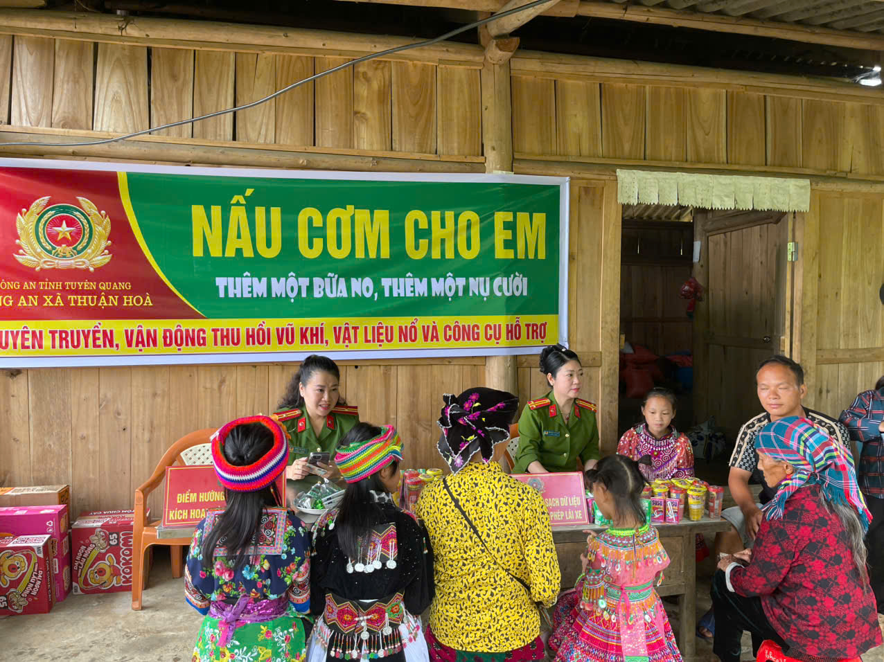  Những bước chân xuống bản