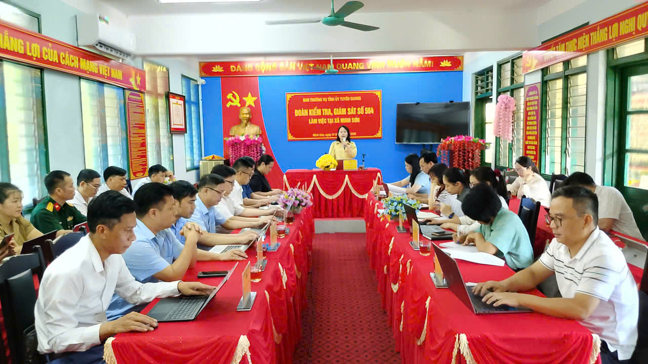 Đồng chí Lý Thị Lan Ủy viên Ban Thường vụ Tỉnh ủy Phó Trưởng đoàn ĐBQH chuyên trách khoá XVI tỉnh làm việc với Ban Thường vụ Đảng ủy xã Minh Sơn