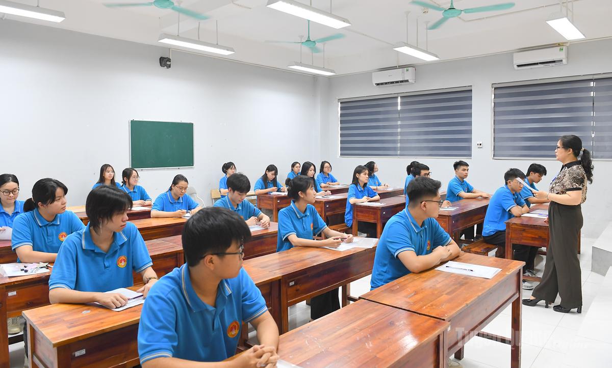 Thí sinh đến các điểm thi làm thủ tục thi tốt nghiệp THPT năm 2026