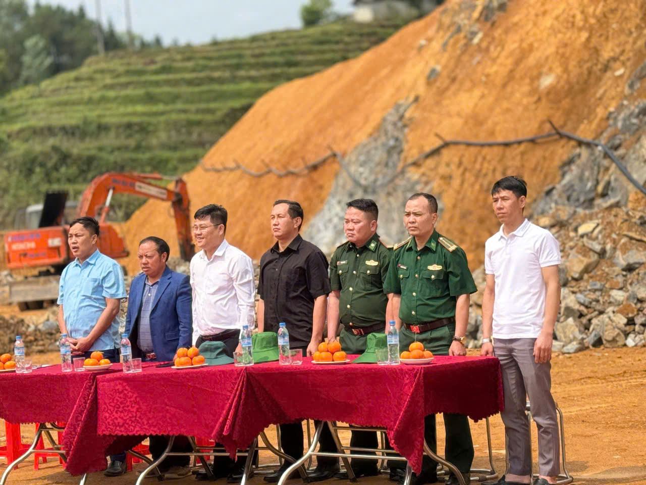 Lãnh đạo xã Lũng Cú tham dự buổi Giao lưu bóng đá nhi đồng Chào mừng Kỷ niệm 50 năm Ngày Giải phóng miền Nam, thống nhất đất nước (30/4/1975 - 30/4/2025). Ảnh Lưu Hạnh.