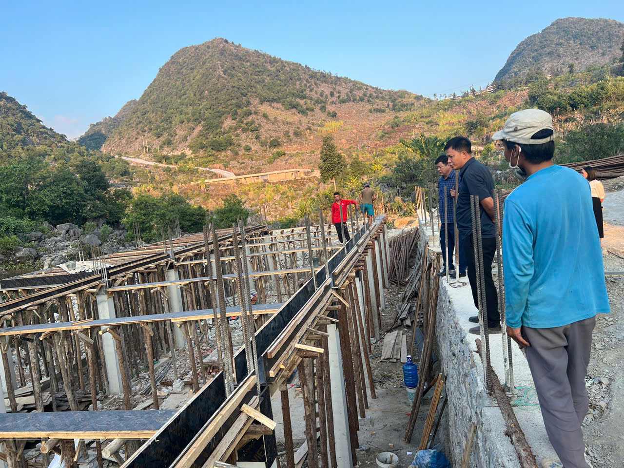 Đồng chí Ngô Mạnh Cường kiểm tra tiến độ xây dựng các công trình trường học