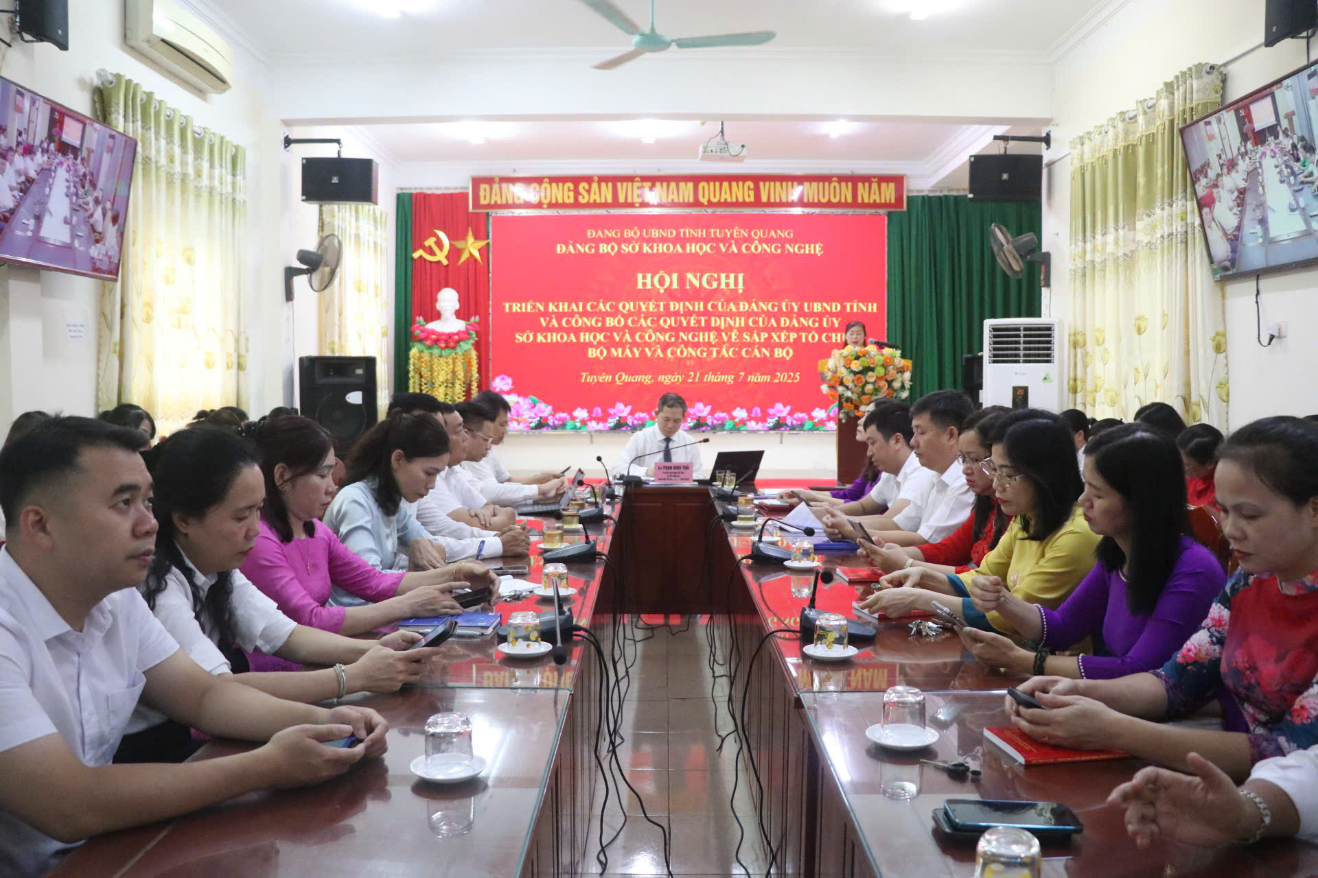 Hội nghị triển khai các Quyết định của Đảng ủy Ủy ban nhân dân tỉnh và công bố các Quyết định của Đảng ủy Sở Khoa học và Công nghệ về sắp xếp tổ chức, bộ máy và công tác cán bộ