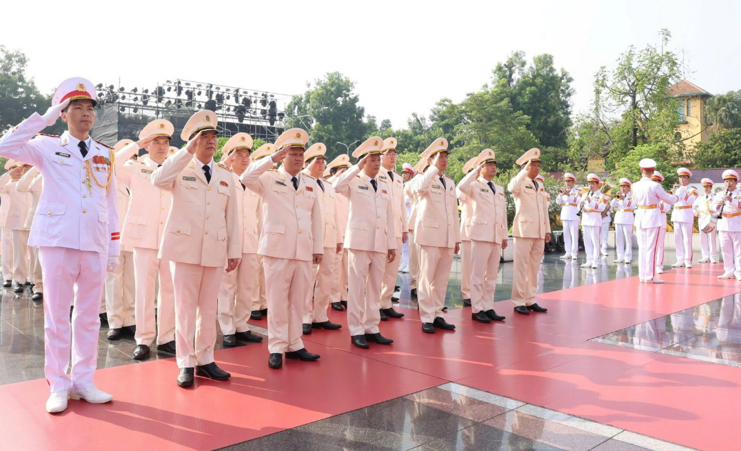 ĐOÀN ĐẠI BIỂU ĐẢNG ỦY CÔNG AN TRUNG ƯƠNG, BỘ CÔNG AN TƯỞNG NIỆM CÁC ANH HÙNG LIỆT SĨ VÀ VÀO LĂNG VIẾNG CHỦ TỊCH HỒ CHÍ MINH