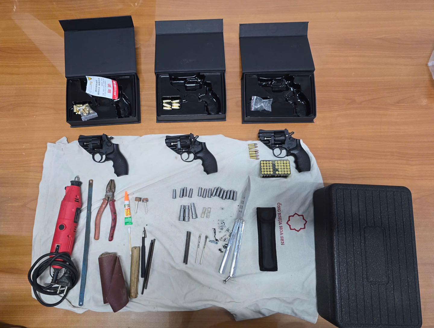 BẮT GIỮ ĐỐI TƯỢNG VẬN CHUYỂN, TÀNG TRỮ 03 KHẨU SÚNG NGẮN QUÂN DỤNG