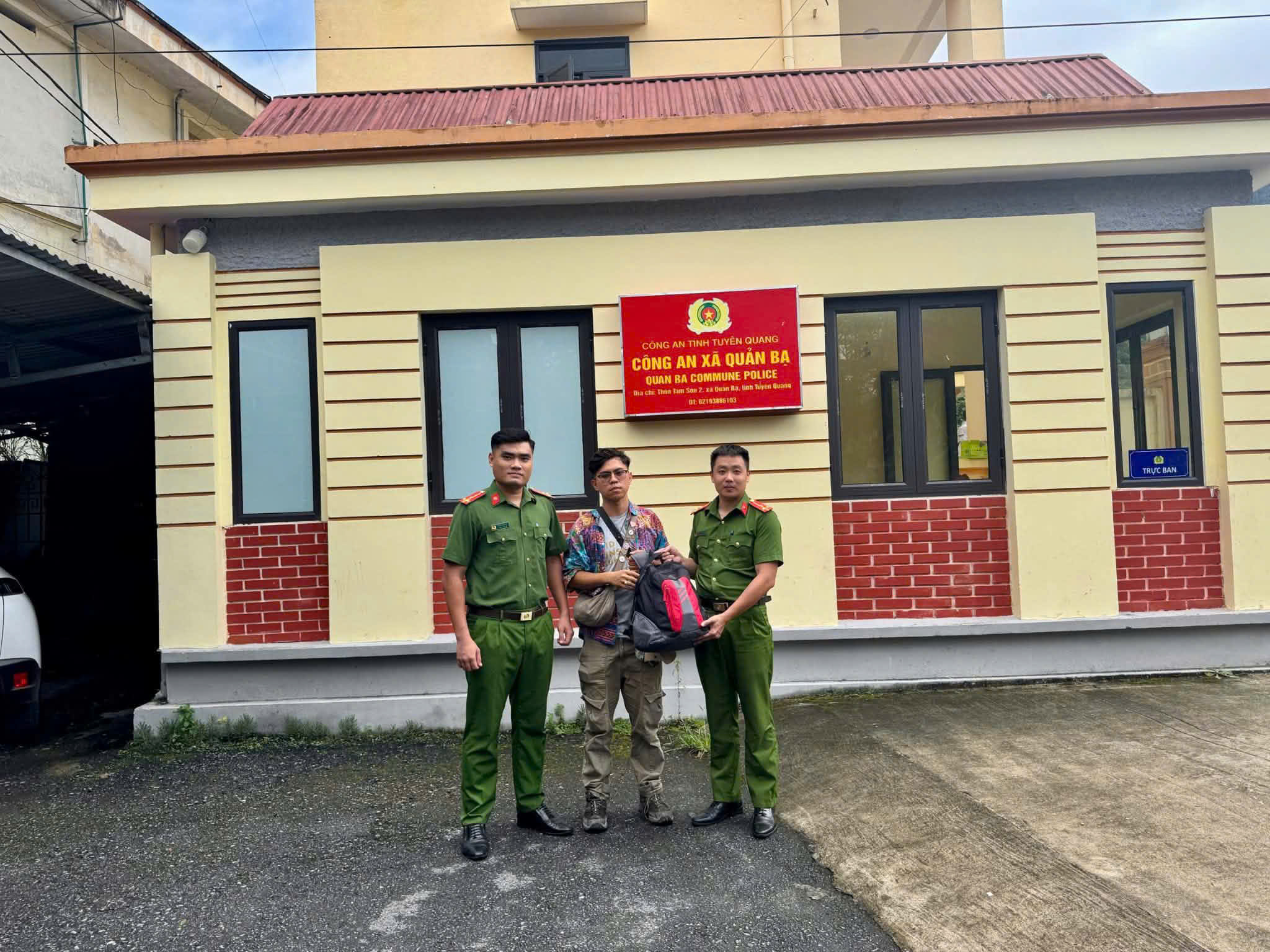 CÔNG AN XÃ NHANH CHÓNG TÌM LẠI TÀI SẢN BỊ MẤT CHO DU KHÁCH NƯỚC NGOÀI