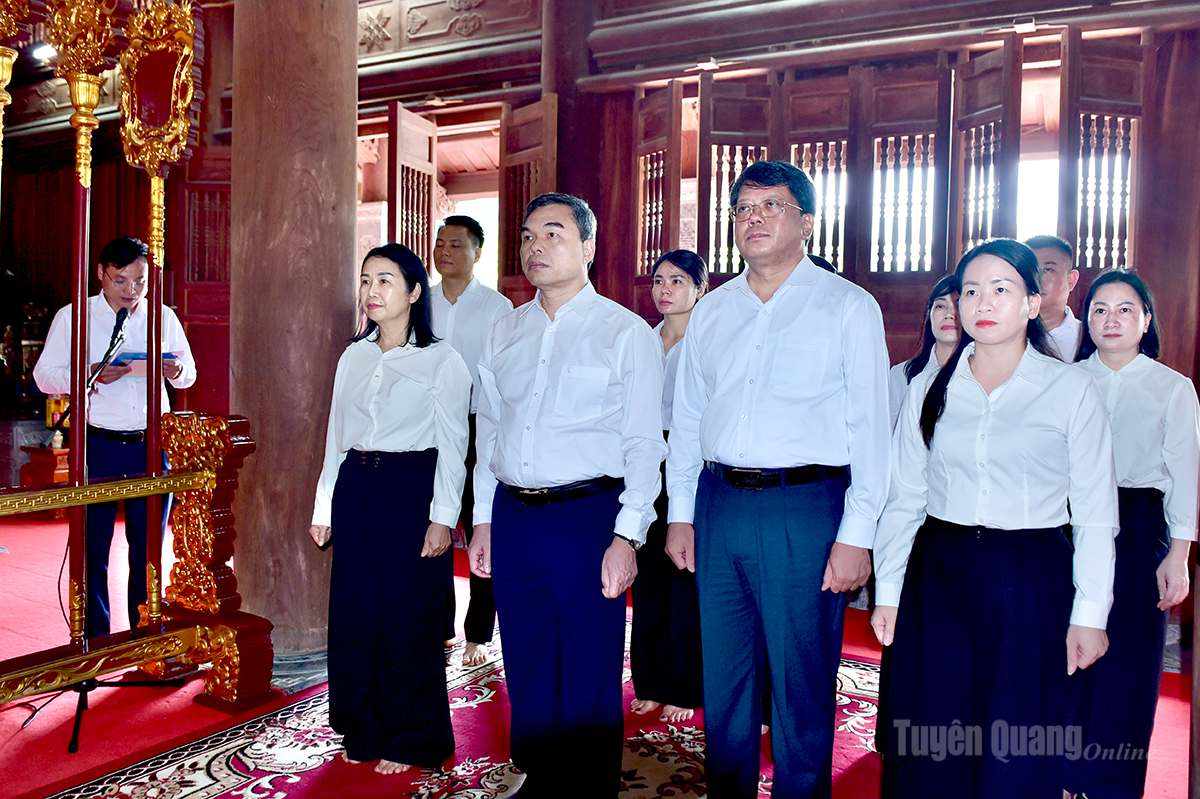Dâng hương tưởng nhớ nhân kỷ niệm 137 năm Ngày sinh cụ Bùi Bằng Đoàn