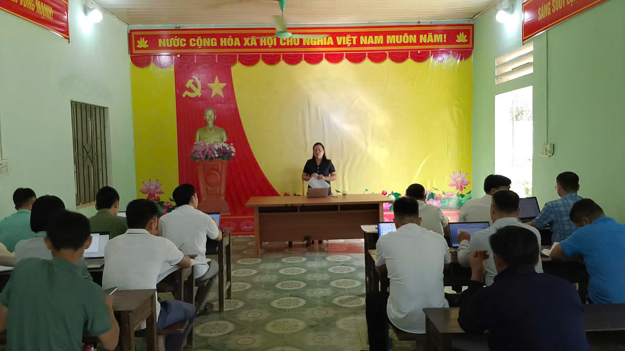 Đồng chí Đặng Lê Dung Bí thư Đảng ủy Chủ tịch HĐND xã làm việc tại hai thôn Kho Là - Lùng Quốc.